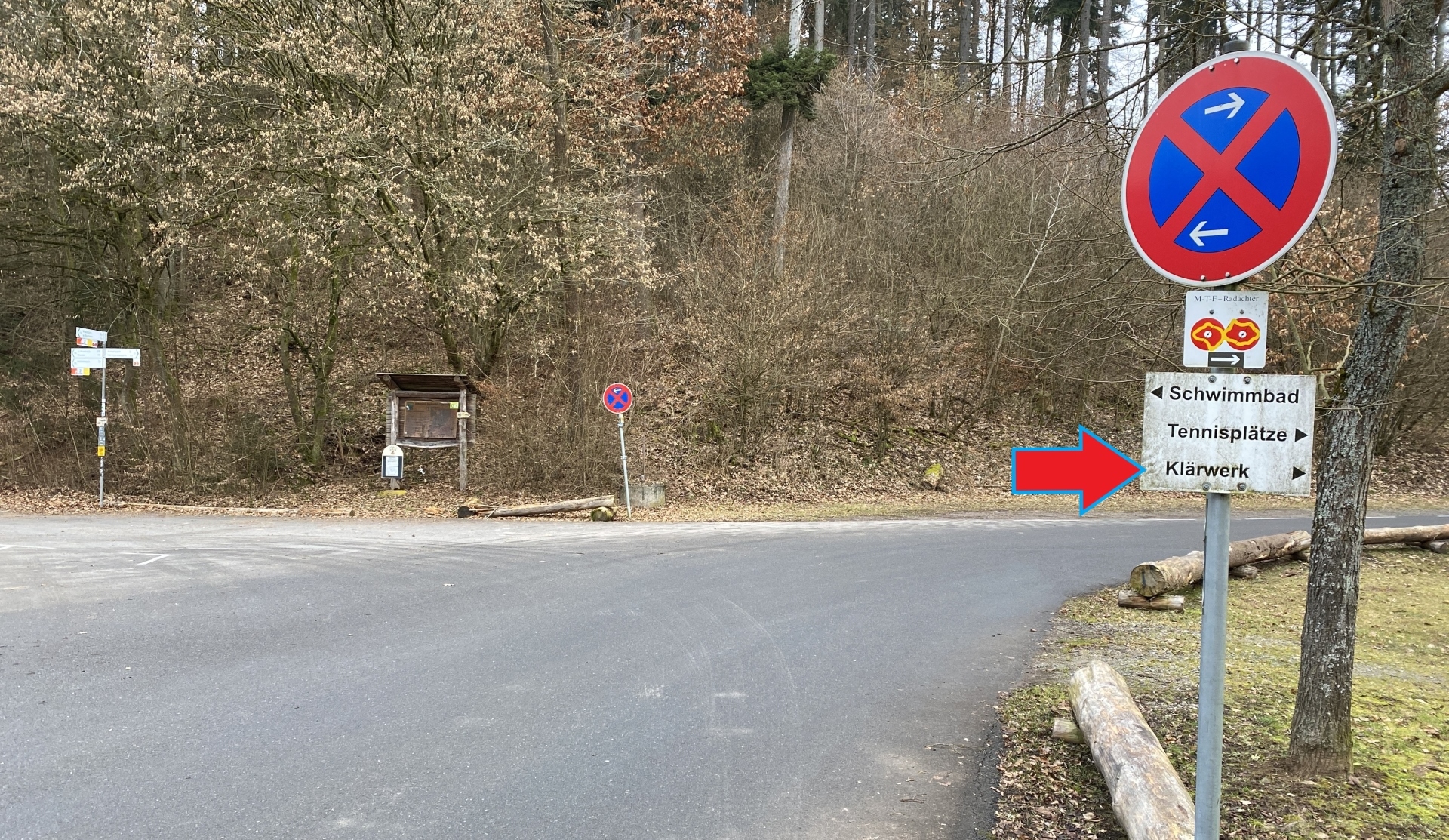 hinweisschild für den Weg zum Klärwerk